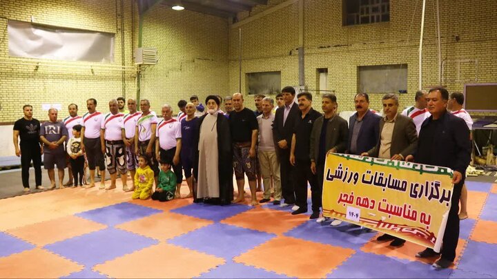 تصاویر/ اجرای ورزش زورخانه‌ای به مناسبت دهه فجر در شهرستان ایوان