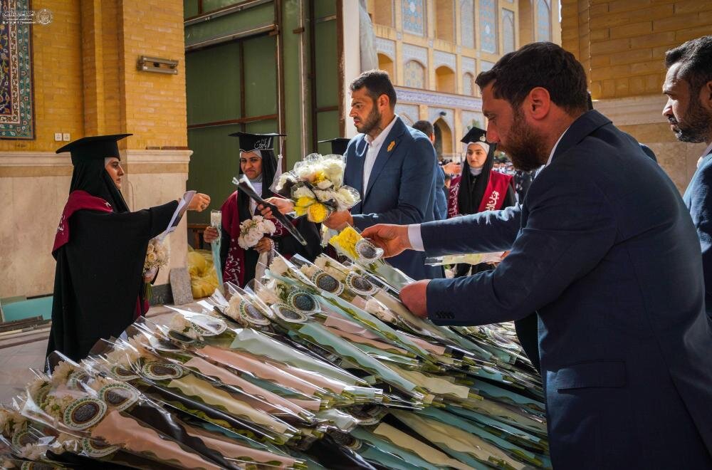 برعاية العتبة العلوية المقدسة.. 9 آلاف طالب وطالبة يحتفلون بتخرجهم في رحاب صحن السيدة فاطمة (عليها السلام)