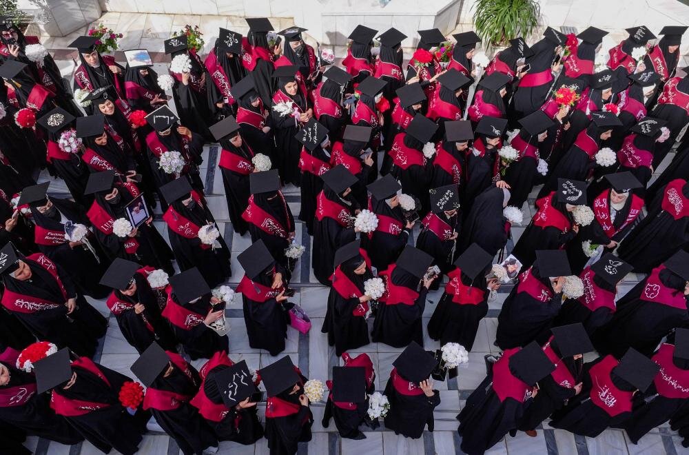 برعاية العتبة العلوية المقدسة.. 9 آلاف طالب وطالبة يحتفلون بتخرجهم في رحاب صحن السيدة فاطمة (عليها السلام)