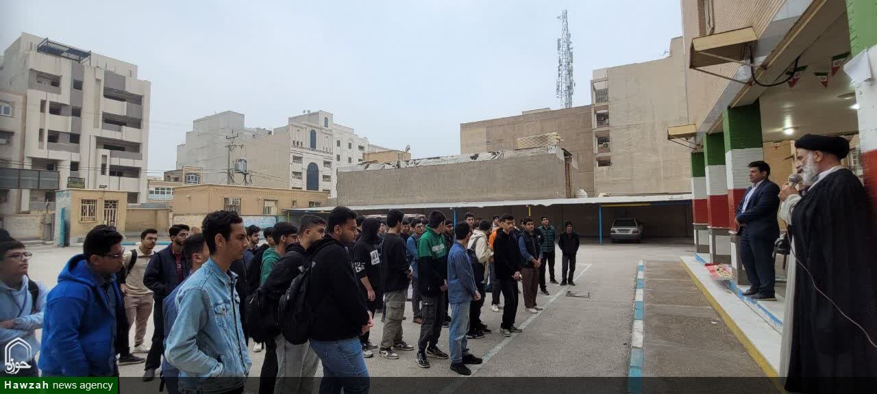 حضور صمیمی امام جمعه اهواز در جمع دانش آموزان دبیرستان شهدای فرهنگیان ناحیه دو اهواز