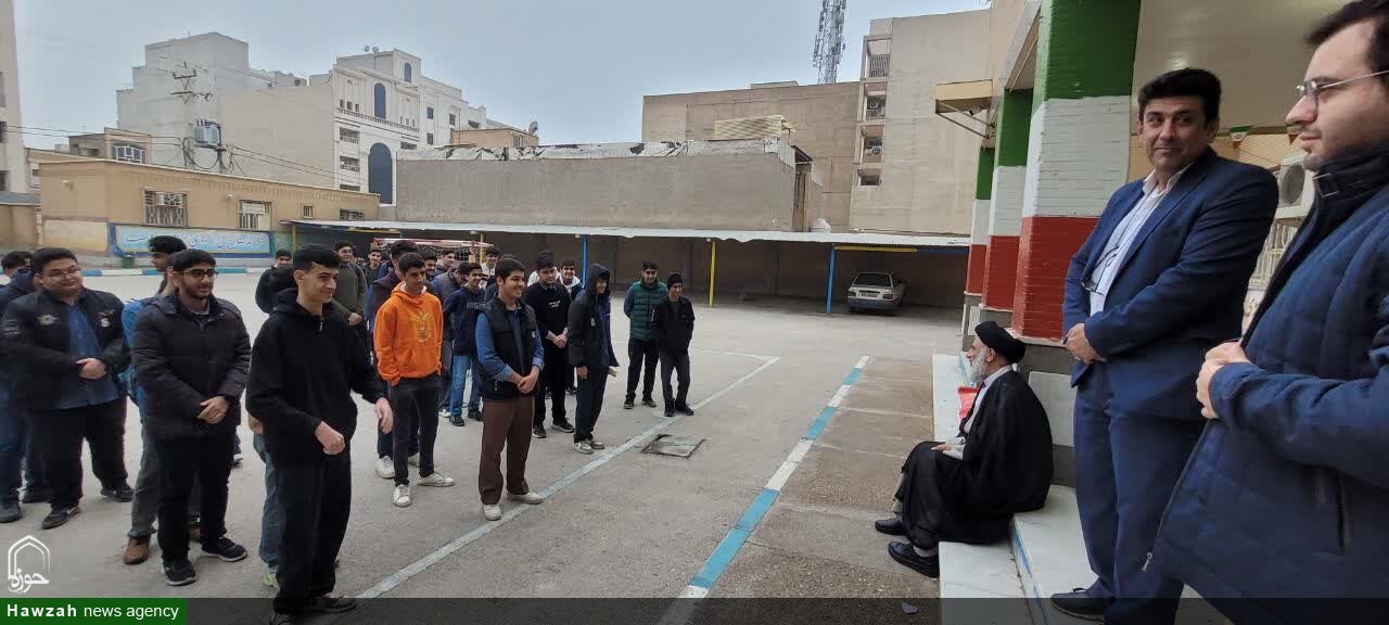 حضور صمیمی امام جمعه اهواز در جمع دانش آموزان دبیرستان شهدای فرهنگیان ناحیه دو اهواز