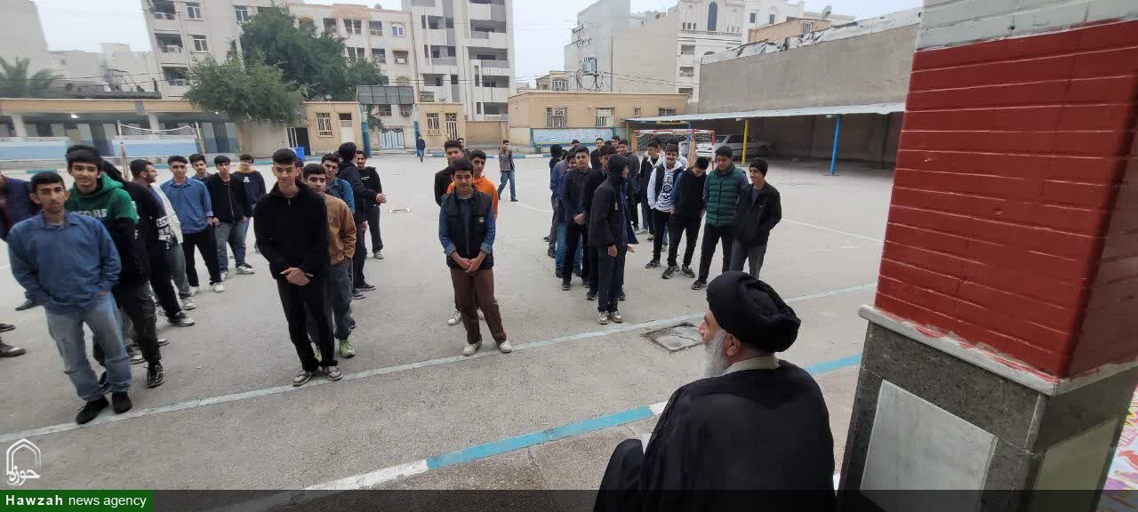 حضور صمیمی امام جمعه اهواز در جمع دانش آموزان دبیرستان شهدای فرهنگیان ناحیه دو اهواز