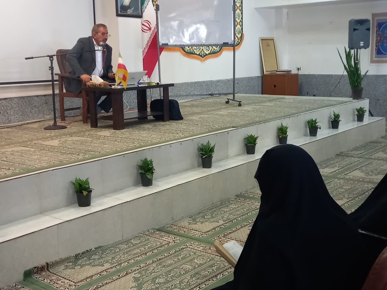 طلاب باید با تحلیل دقیق افکار جامعه، از بحران‌های آینده پیشگیری کنند