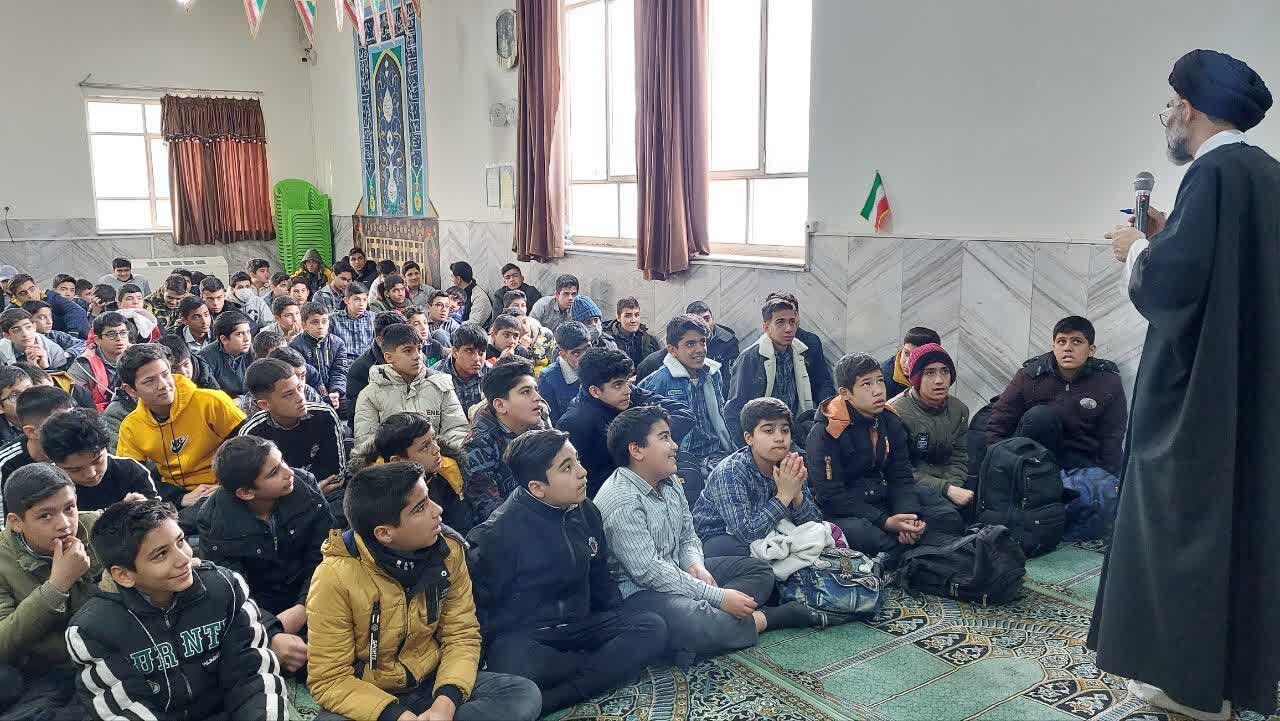 نبرد جبهه حق و باطل یک امر دائمی است