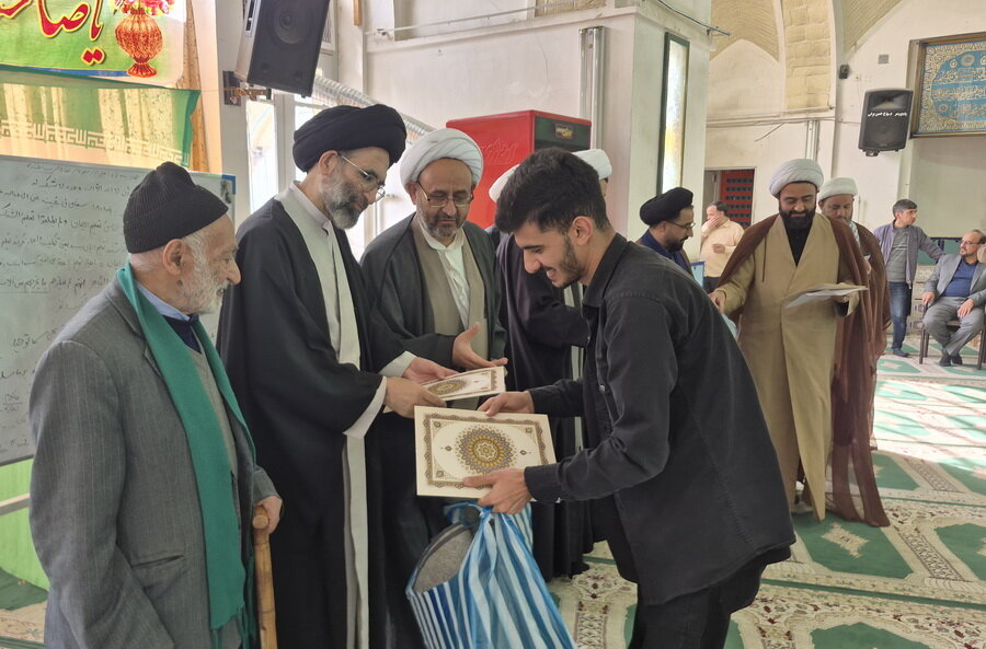 نفرات برتر المپیاد علمی مدارس علمیه کاشان تجلیل شدند