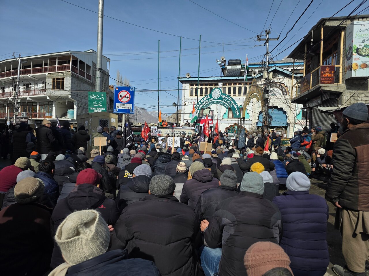 पाकिस्तान में इमामबाड़ा पर फिर से हमला: कारगिल में हज़ारों लोग एकजुटता दिखाने के लिए सड़कों पर उतरे