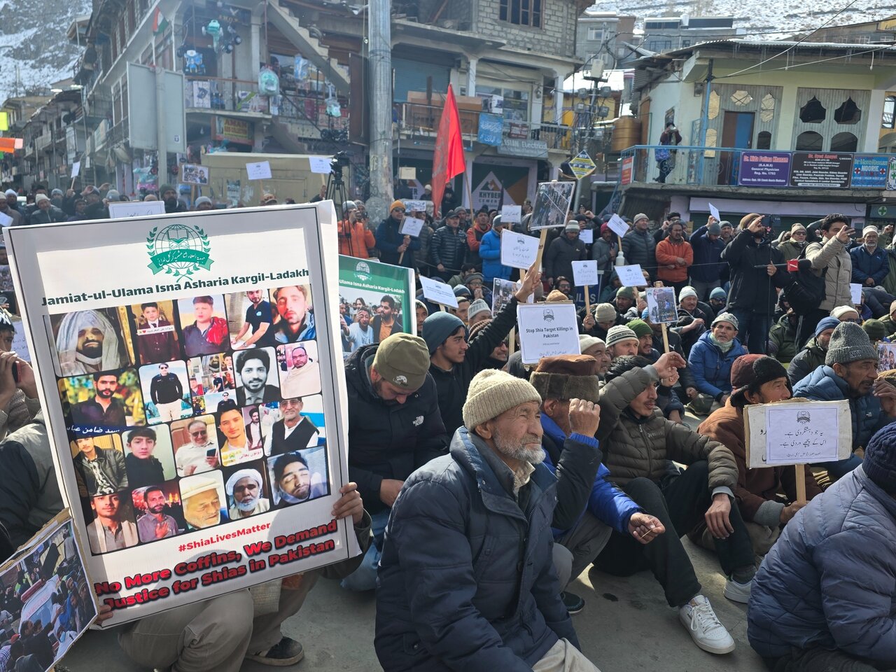 पाकिस्तान में इमामबाड़ा पर फिर से हमला: कारगिल में हज़ारों लोग एकजुटता दिखाने के लिए सड़कों पर उतरे