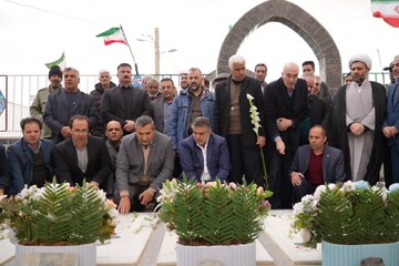 تصاویر/ ادای احترام استاندار مرکزی به مقام شامخ شهدا در روستای اسفندان