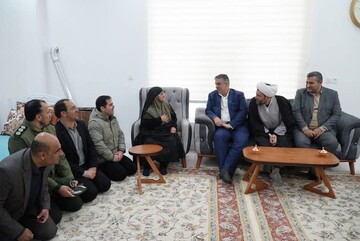 استاندار مرکزی با مادر شهیدان جعفرآبادی دیدار کرد