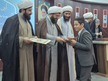 تصاویر/ تجلیل از حافظان قرآن کریم با حضور امام جمعه پاکدشت