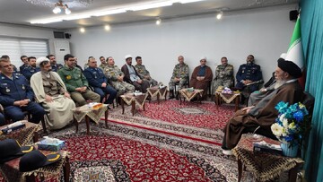 تصاویر/ دیدار فرمانده و پرسنل نیروی هوایی ارتش منطقه اصفهان با امام جمعه اصفهان