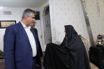 تصاویر/ دیدار استاندار مرکزی با خانواده شهید ناصر هاشمی در خنداب