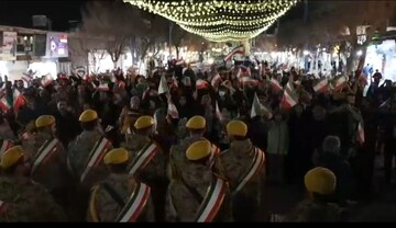 فیلم| بانگ الله اکبر مردم اراک در میدان شهدا