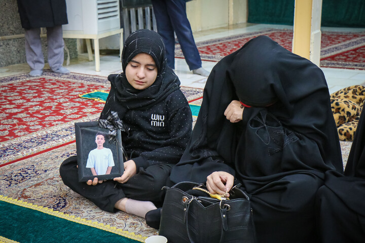 تصاویر/ آئین غبارروبی حرم حضرت موسی مبرقع ویژه خانواده شهدای اغتشاشات اخیر