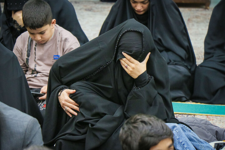 تصاویر/ آئین غبارروبی حرم حضرت موسی مبرقع ویژه خانواده شهدای اغتشاشات اخیر