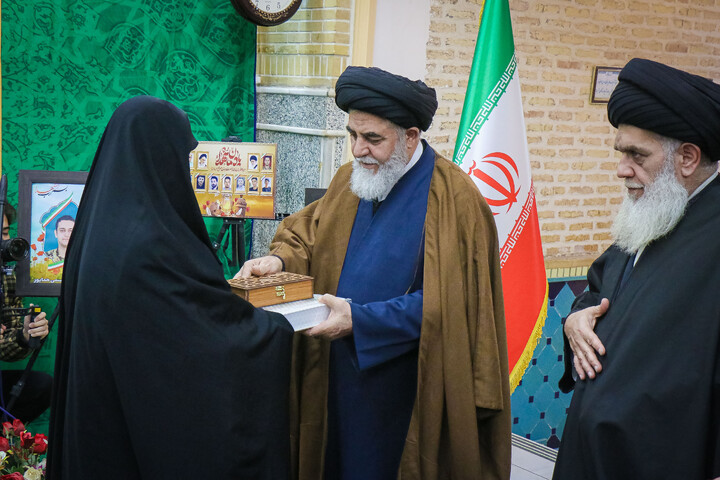 تصاویر/ آئین غبارروبی حرم حضرت موسی مبرقع ویژه خانواده شهدای اغتشاشات اخیر