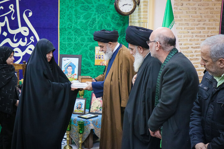 تصاویر/ آئین غبارروبی حرم حضرت موسی مبرقع ویژه خانواده شهدای اغتشاشات اخیر