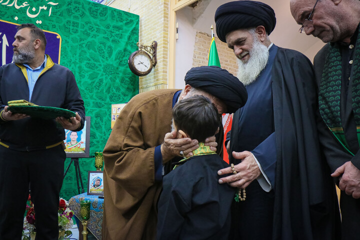 تصاویر/ آئین غبارروبی حرم حضرت موسی مبرقع ویژه خانواده شهدای اغتشاشات اخیر