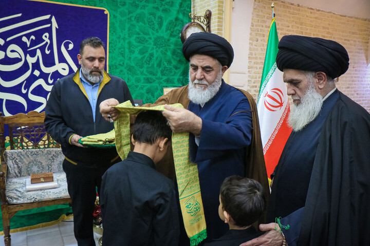 تصاویر/ آئین غبارروبی حرم حضرت موسی مبرقع ویژه خانواده شهدای اغتشاشات اخیر