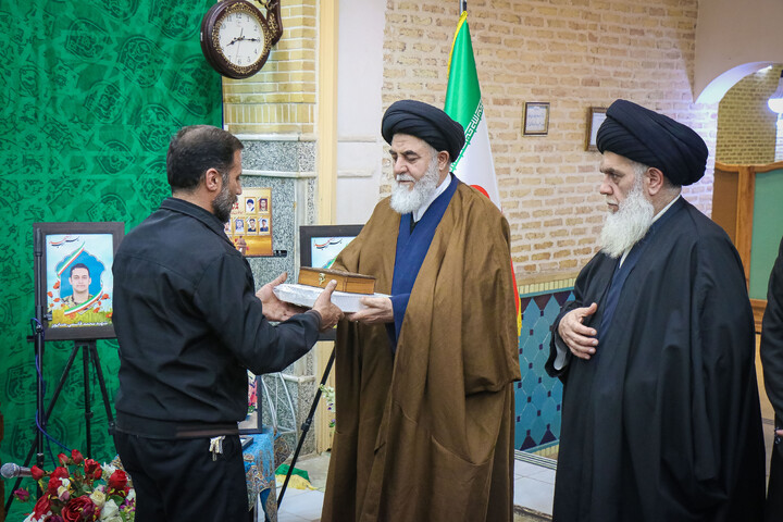 تصاویر/ آئین غبارروبی حرم حضرت موسی مبرقع ویژه خانواده شهدای اغتشاشات اخیر