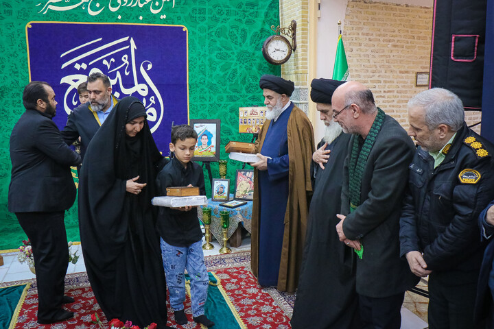 تصاویر/ آئین غبارروبی حرم حضرت موسی مبرقع ویژه خانواده شهدای اغتشاشات اخیر