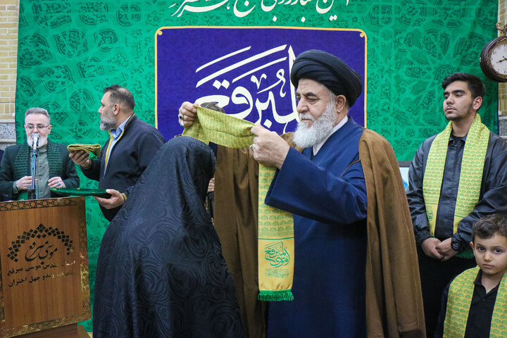 تصاویر/ آئین غبارروبی حرم حضرت موسی مبرقع ویژه خانواده شهدای اغتشاشات اخیر