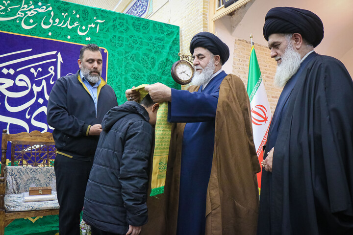 تصاویر/ آئین غبارروبی حرم حضرت موسی مبرقع ویژه خانواده شهدای اغتشاشات اخیر