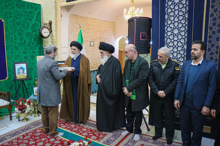 تصاویر/ آئین غبارروبی حرم حضرت موسی مبرقع ویژه خانواده شهدای اغتشاشات اخیر