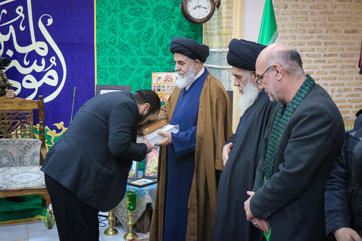 تصاویر/ آئین غبارروبی حرم حضرت موسی مبرقع ویژه خانواده شهدای اغتشاشات اخیر