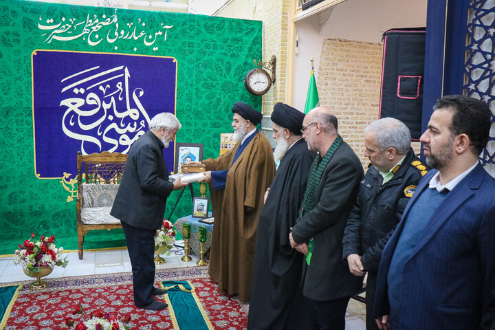 تصاویر/ آئین غبارروبی حرم حضرت موسی مبرقع ویژه خانواده شهدای اغتشاشات اخیر