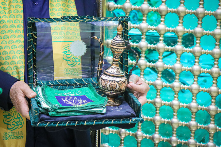 تصاویر/ آئین غبارروبی حرم حضرت موسی مبرقع ویژه خانواده شهدای اغتشاشات اخیر