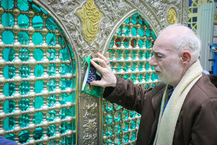 تصاویر/ آئین غبارروبی حرم حضرت موسی مبرقع ویژه خانواده شهدای اغتشاشات اخیر