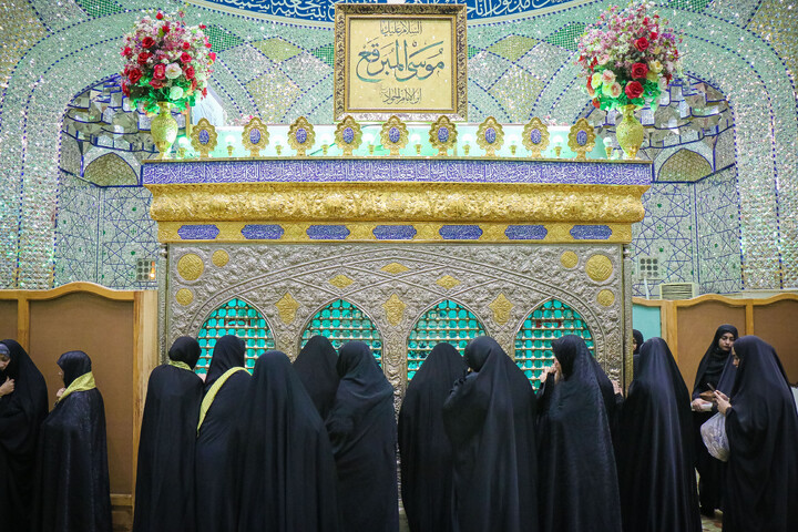 تصاویر/ آئین غبارروبی حرم حضرت موسی مبرقع ویژه خانواده شهدای اغتشاشات اخیر