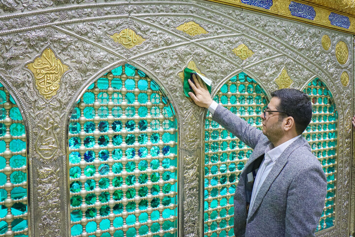 تصاویر/ آئین غبارروبی حرم حضرت موسی مبرقع ویژه خانواده شهدای اغتشاشات اخیر