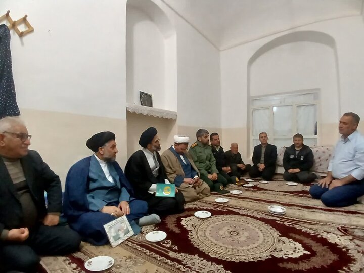 تصاویر/ حضور نماینده ولی‌فقیه درکاشان درنوش آباد در ایام الله دهه فجر؛