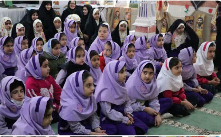 تصاویر/جشن انقلاب اسلامی در مدرسه تمدن‌سازان شهرستان دهلران