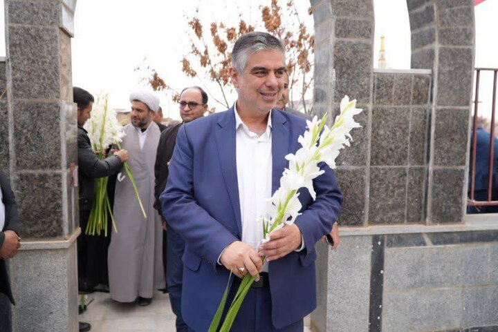 تصاویر/ادای احترام استاندار مرکزی به مقام شامخ شهدا در روستای اسفندان