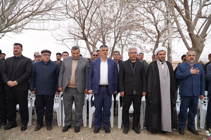 تصاویر/ادای احترام استاندار مرکزی به مقام شامخ شهدا در روستای اسفندان