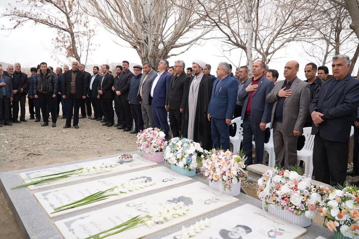 تصاویر/ادای احترام استاندار مرکزی به مقام شامخ شهدا در روستای اسفندان