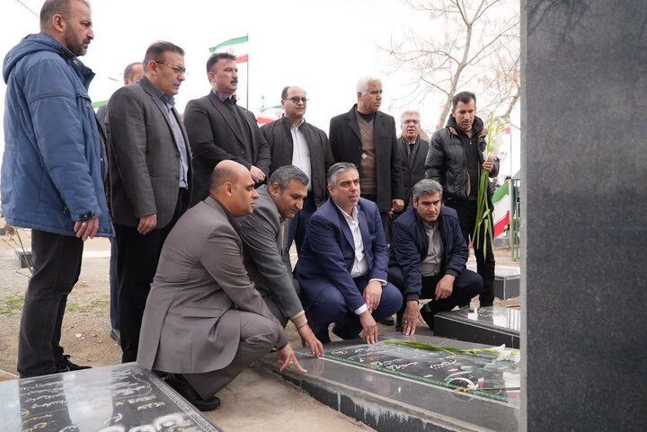 تصاویر/ادای احترام استاندار مرکزی به مقام شامخ شهدا در روستای اسفندان