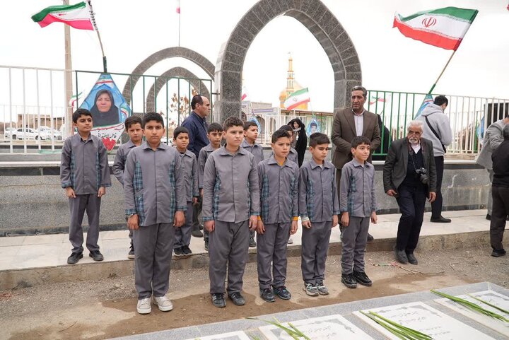 تصاویر/ادای احترام استاندار مرکزی به مقام شامخ شهدا در روستای اسفندان