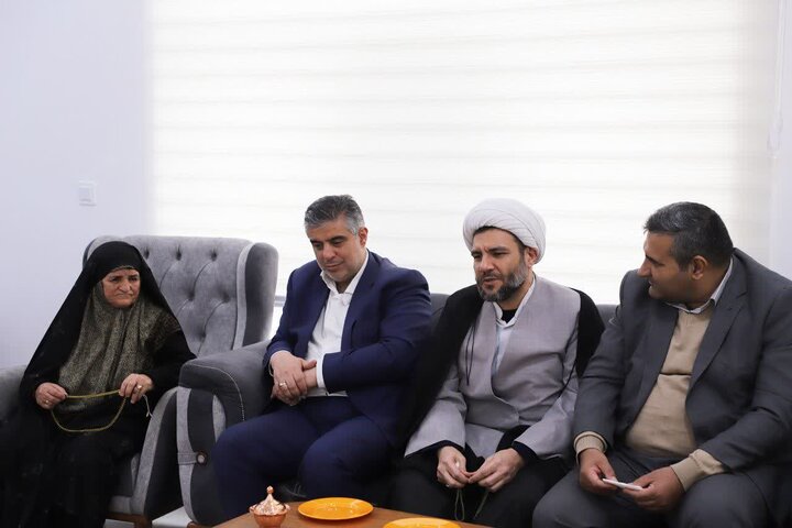 تصاویر/دیدار استاندار مرکزی با خانواده شهیدان جعفرآبادی و اسفندانی