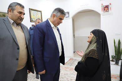 تصاویر/دیدار استاندار مرکزی با خانواده شهیدان جعفرآبادی و اسفندانی