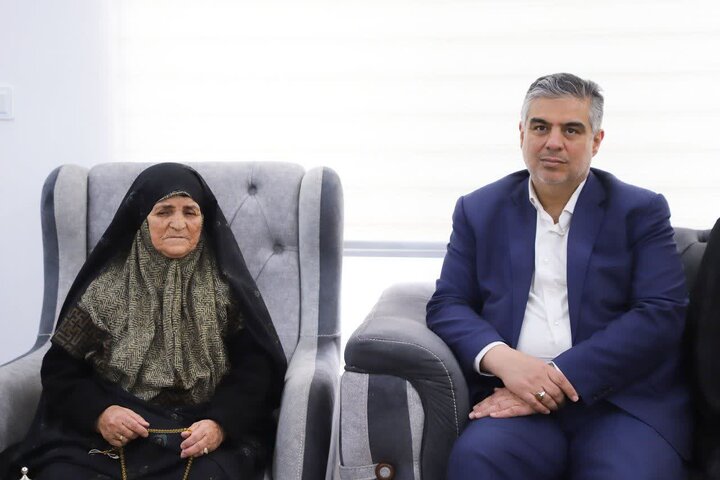تصاویر/دیدار استاندار مرکزی با خانواده شهیدان جعفرآبادی و اسفندانی