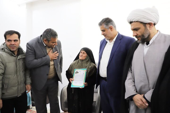 تصاویر/دیدار استاندار مرکزی با خانواده شهیدان جعفرآبادی و اسفندانی