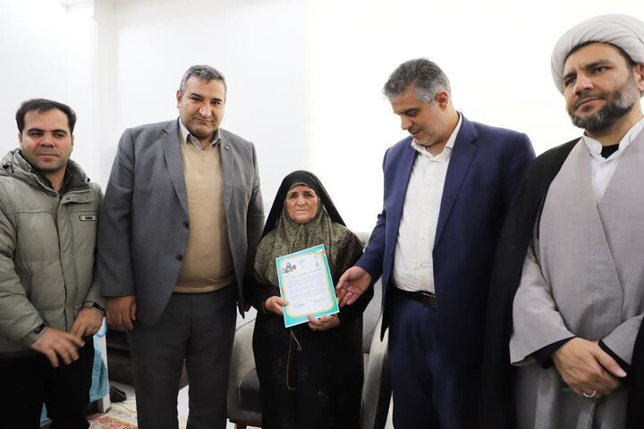 تصاویر/دیدار استاندار مرکزی با خانواده شهیدان جعفرآبادی و اسفندانی