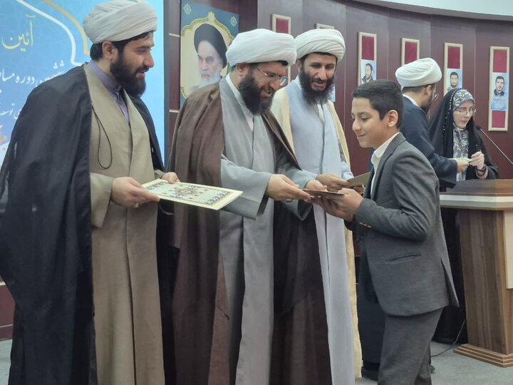 تصاویر/ تجلیلراز حافظان قرآن کریم با حضور امام جمعه پاکدشت