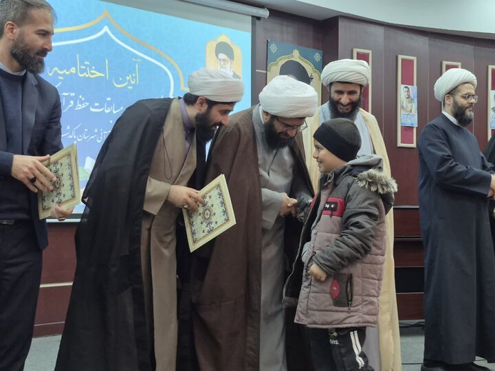 تصاویر/ تجلیلراز حافظان قرآن کریم با حضور امام جمعه پاکدشت