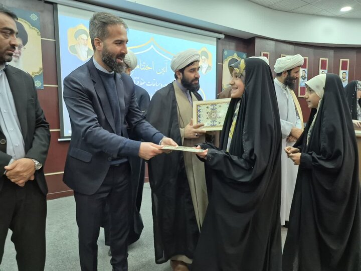 تصاویر/ تجلیلراز حافظان قرآن کریم با حضور امام جمعه پاکدشت