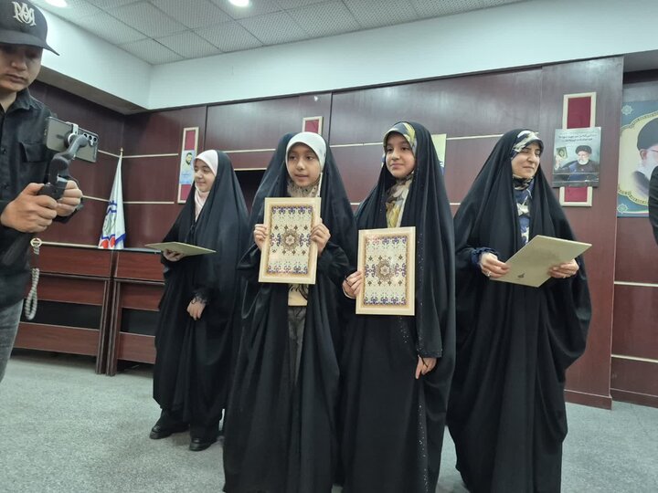 تصاویر/ تجلیلراز حافظان قرآن کریم با حضور امام جمعه پاکدشت